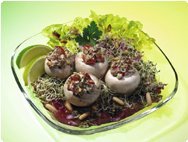 Têtes de champignons farcies sur une salade de pousses d’alfalfa