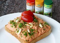 Vollkornbrot Tofu-Tomaten-Aufstrich