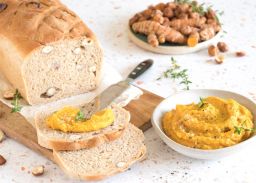Haselnussbrot mit Kurkuma-Linsen-Aufstrich