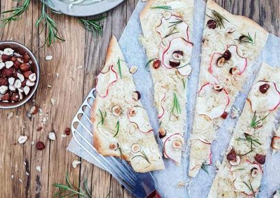 Flammkuchen mit Sauerkraut, Äpfeln und Nüssen