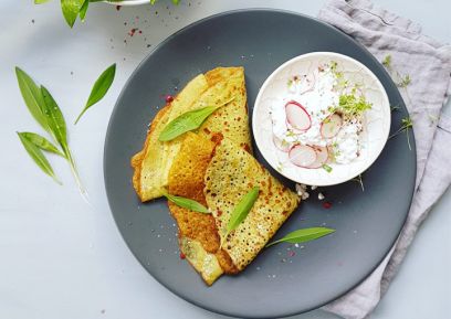 Bärlauchcrêpes Buchweizen Radieschen Quark