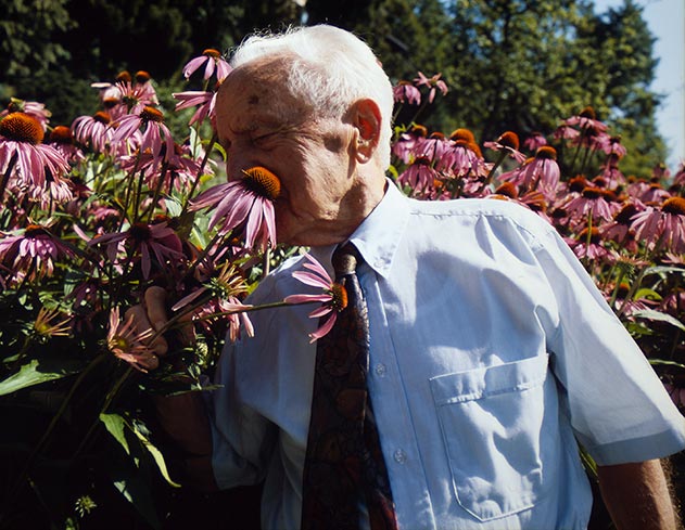 Le pionnier de la naturopathie Alfred Vogel (1902 - 1996) avec sa plante préférée, l'échinacée pourpre/rudbeckie rouge (lat Echinacea purpurea)