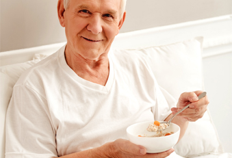 Senior im Spital mit Müsli