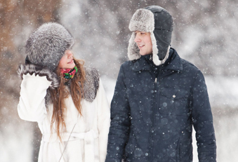 Mann und Frau im Schnee