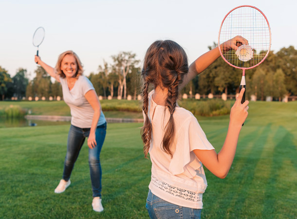 Frau und Kind spielen Federball