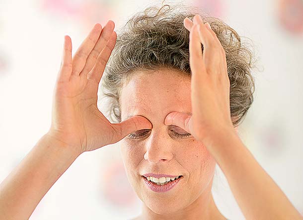 Akupressur im inneren Augenwinkel, regt den Energiefluss und die Durchblutung an, wirkt positiv aufs Sehen. 