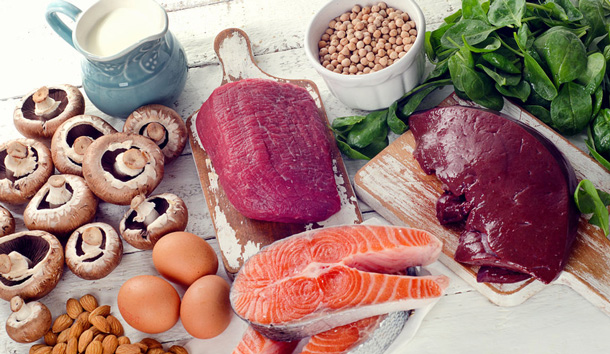 Im Bild sind Lebensmittel zu sehen, die viel B-Vitamine enthalten. Champignons, Eier, Nüsse, Lachs, Rindfleisch, Leber, Kichererbsen & Spinat.