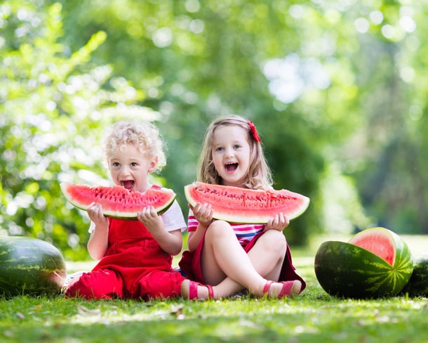 Kinder essen Melone