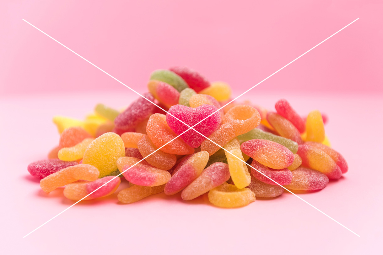 Zuckerhaltige Gelees, isoliert auf einem rosa Hintergrund. Lecker und ungesund!