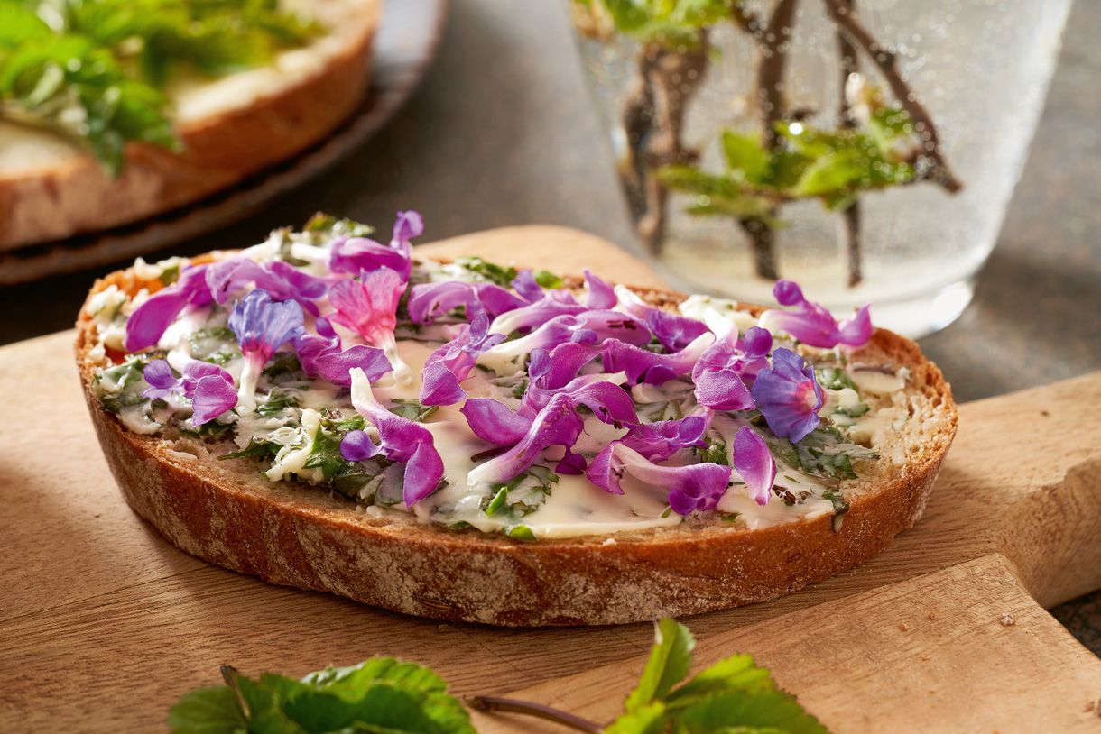 Ein zauberhaft schönes Brot bestrichen mit Blütenbutter. Kräftiges grün mischt sich mit Rosa- und Violetttönen.
