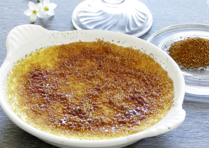 Crème brûlée von weisser Schoggi mit Bambu-Granité