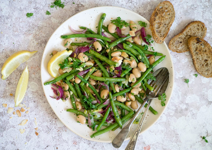 Teller mit Bohnensalat