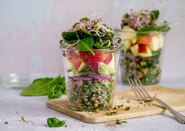 Spinatsalat mit Buchweizen und Äpfeln