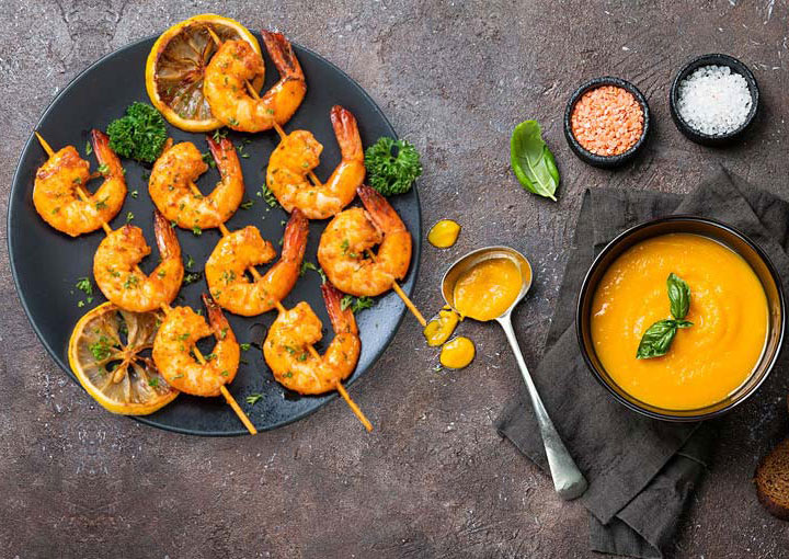 Brochettes de crevettes avec purée de lentilles rouges