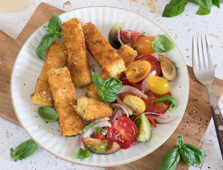 Hirsesticks mit Tomatensalat