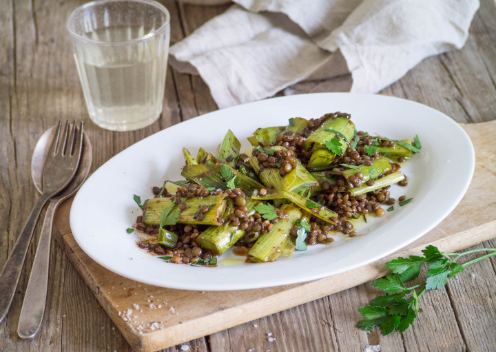 Teller mit Lauchsalat