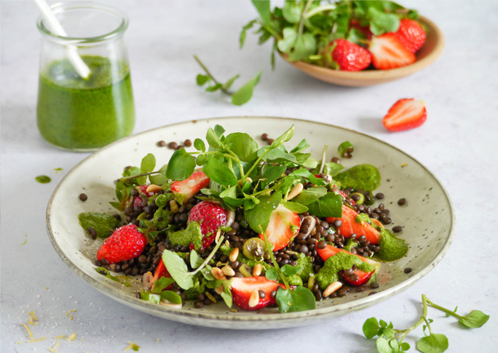 Salade de lentilles avec fraises et cresson