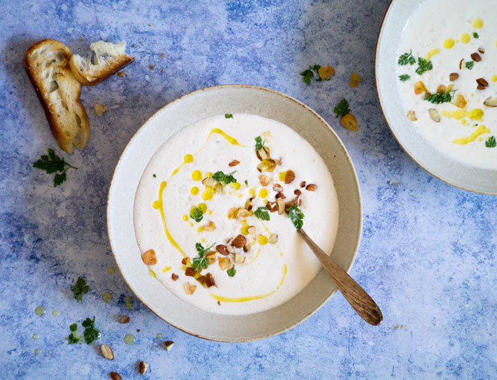 Schüssel mit Mandelsuppe