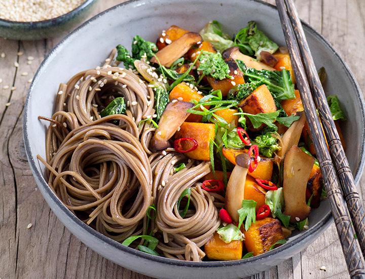 Gebratene Soba-Nudeln mit Kürbis