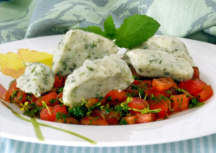 Quenelles au séré et aux herbes printanières