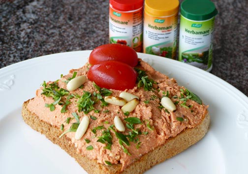 Vollkornbrot Tofu-Tomaten-Aufstrich