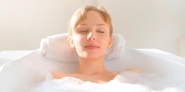 Eine Frau liegt entspannt in der Badewann. 