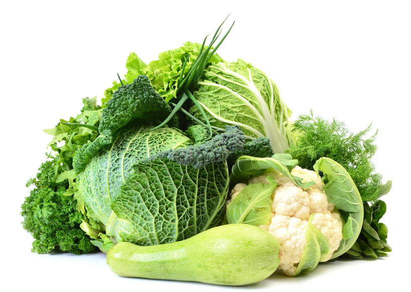Bildbeschreibung: Diverse Kräuter- und Gemüsesorten, es sind alle in der Farbe Grün, liegen schön zusammengestellt auf einer weissen Fläche.
