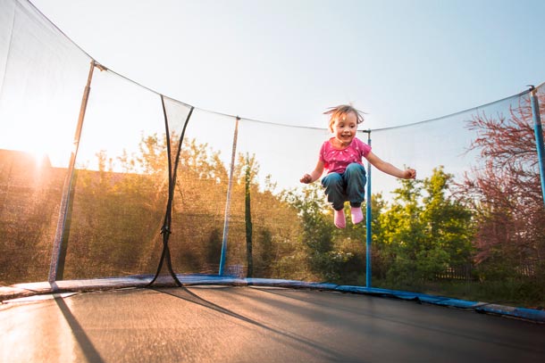 Mädchen hüpft auf dem Trampolin