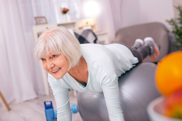 Frau auf Gymnastikball