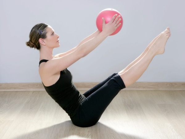 Pilates: Alles kommt von der Körpermitte (Foto: 123RF/tonobalaguer) Frau macht Pilates-Übung