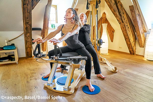 Gyrotonic Frau korrigiert Haltung  
