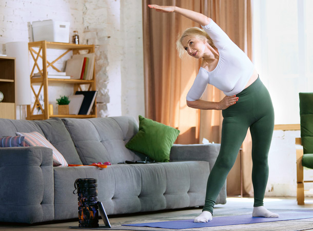 Frau macht Gymnastik zuhause