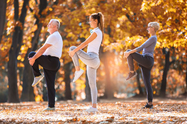 Gruppe macht Fitness-Übung im Park