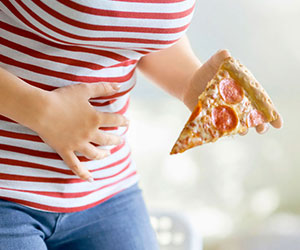 Die Symptome bei Unverträglichkeiten auf Nahrungsmittel und einer Allergie können sich ähneln. 