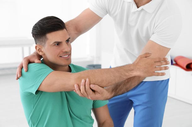 Mann bei der Physiotherapie 