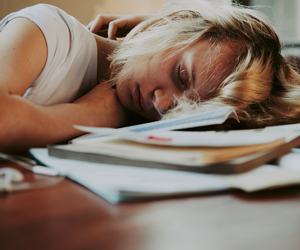 Teenager schläft am Schreibtisch