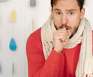 Akute Bronchitis (Foto: 123RF/Viacheslav-Iakobchuk) Mann hustet