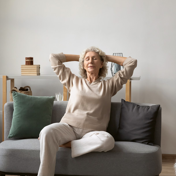 Frau entspannt auf dem Sofa