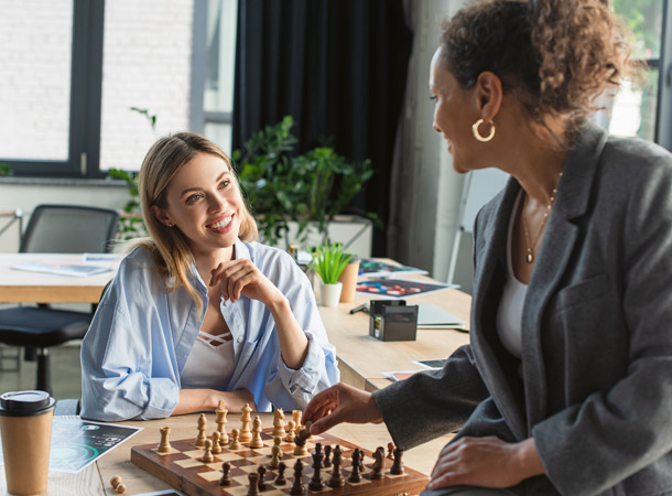 Frauen beim Schachspielen