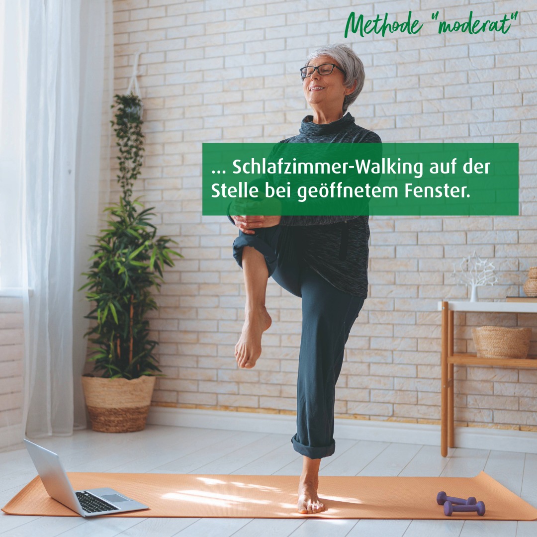 Frau macht Übungen im Stand