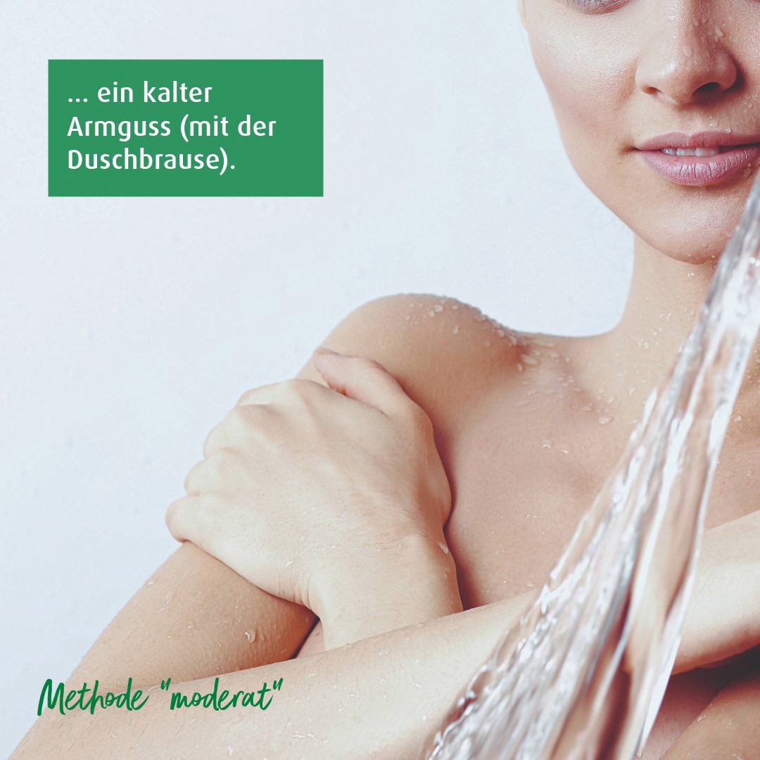 Frau duscht ihren Oberarm