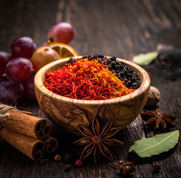 Weintrauben, Sternanis, schwarzer Pfeffer, Zimt, Lorbeer, Safran (Foto: Adobe Firefly) Weintrauben, Sternanis, schwarzer Pfeffer, Zimt, Lorbeer, Safran