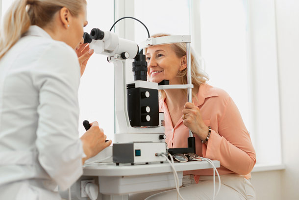 Für Menschen mit einer Augenerkrankung kann es sinnvoll sein, in Absprache mit dem Augenarzt Vitalstoffe einzunehmen.(Foto: 123RF/zinkevych) Frau bei einer Augenuntersuchung