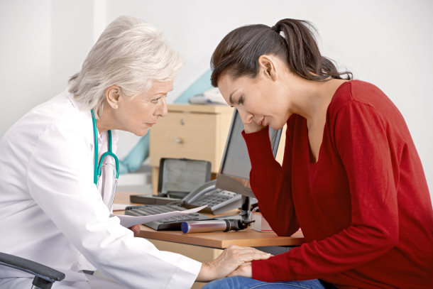 Ärztin tröstet Patientin