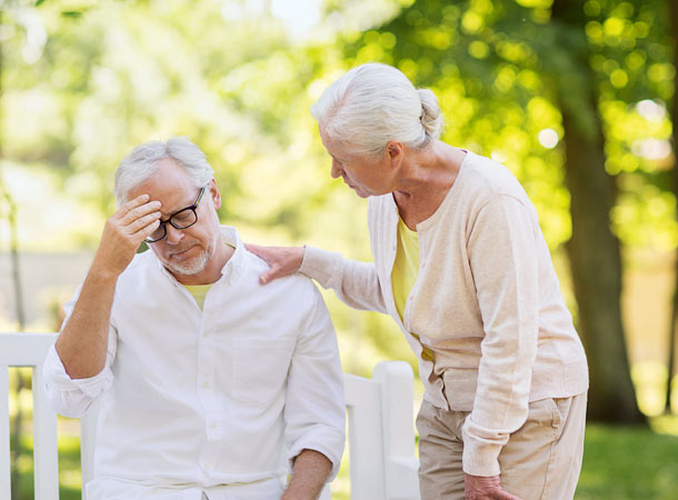 Schlaganfälle kommen bei Hitze oder Temperaturwechseln häufiger vor (Foto:123RF/dolgachov) Mann muss sich auf eine Bank setzen