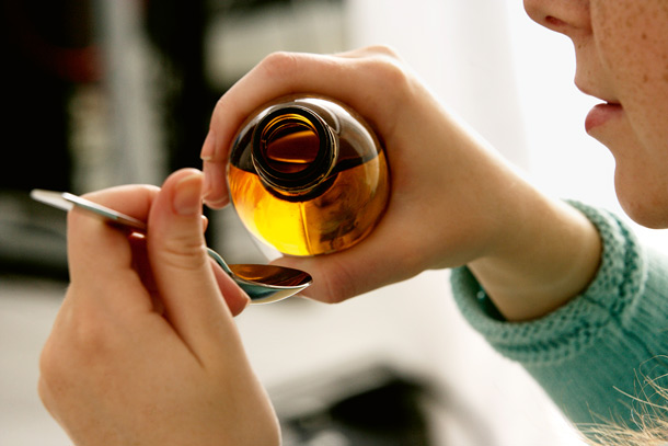 Hustensirup kann die Hustensymptome lindern (Foto: mauritius_images/B.Boissonnet) Löffel mit Hustensirup