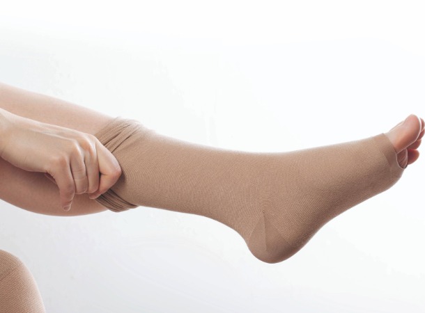 Frau mit Kompressionsstrumpf