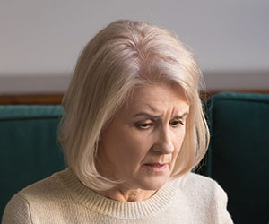 Frau fühlt sich unwohl