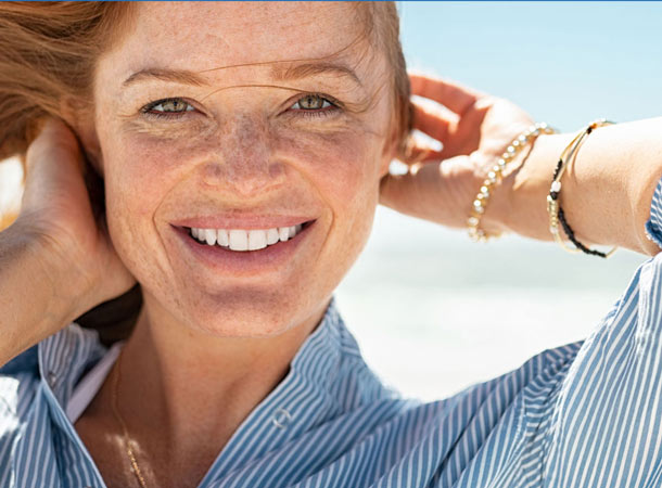 Frau mit Sommersprossen in der Sonne