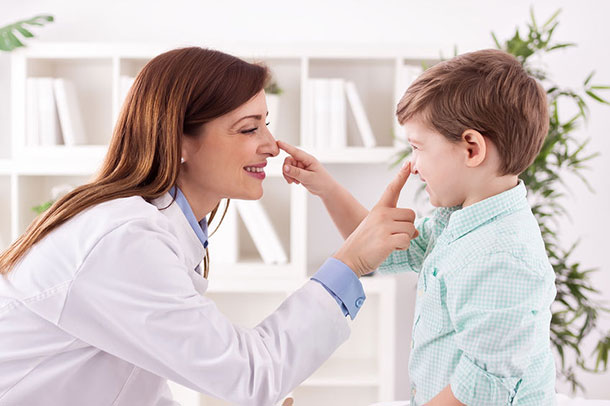 Le spécialiste ORL évalue la sévérité de la perception des odeurs et interroge les éventuelles maladies sous-jacentes. Ensuite, on examine le nez, le nasopharynx et la fente olfactive.